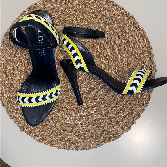 Chevron patterned vegan leather stilettos by Aldo - Picture 1 of 6